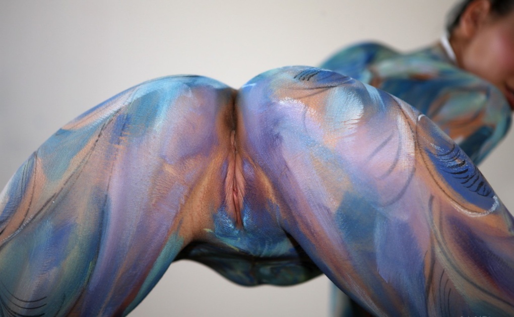 Бодиарт по голому телу