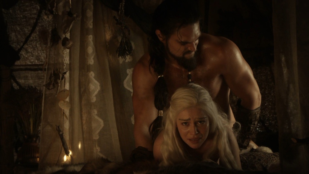 Эмилия Кларк постельные сцены