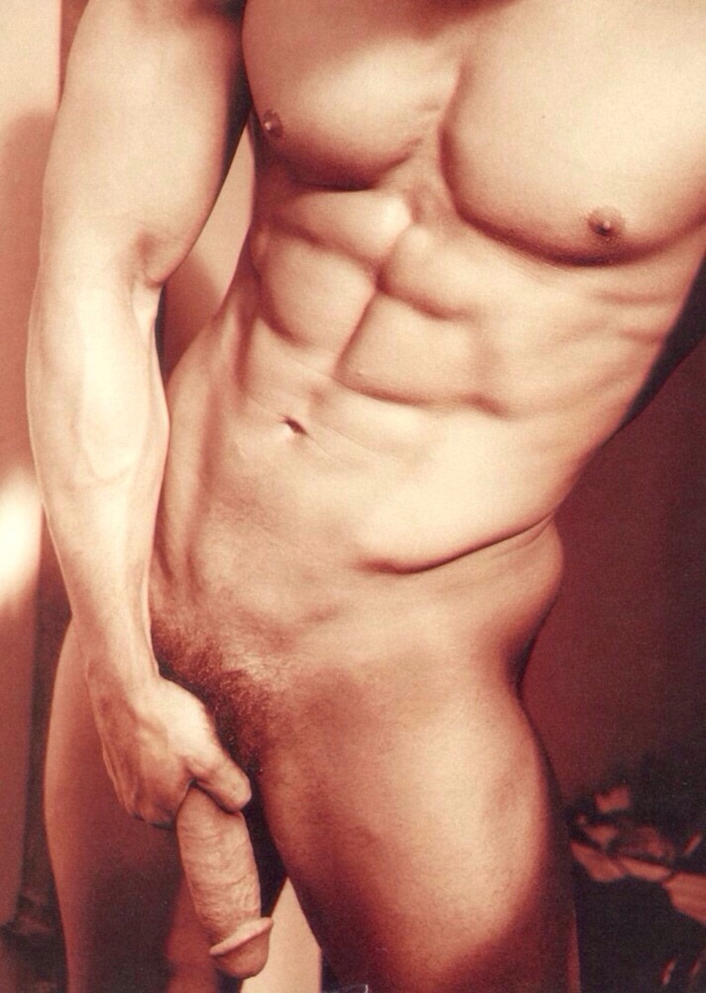 Голый парень с длинным хуем