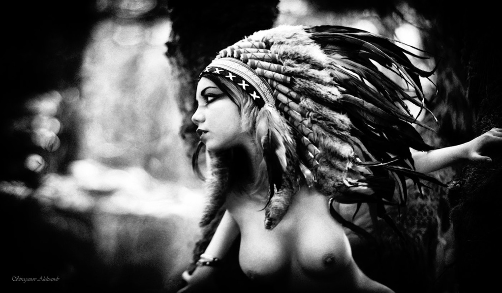 Девушка индеец топлесс