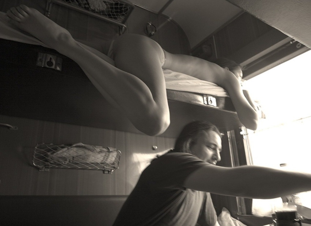 Женщина раздевается в поезде