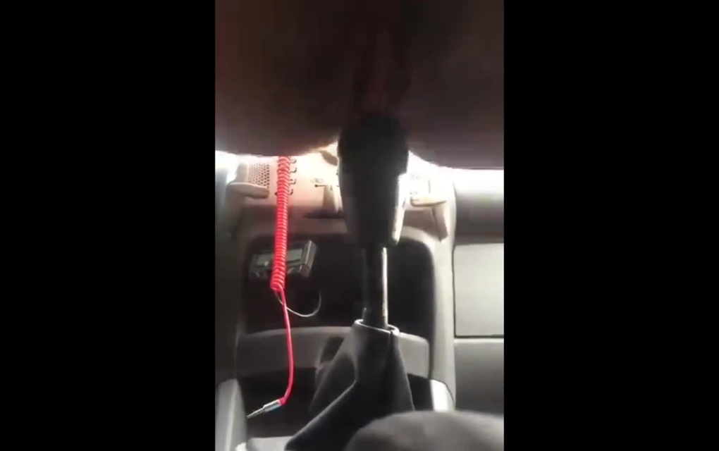 Голые бабы в машине на рычаге