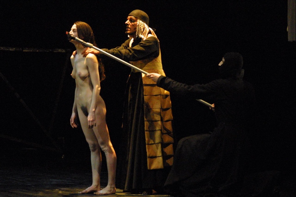 Голые женщины на сцене театра