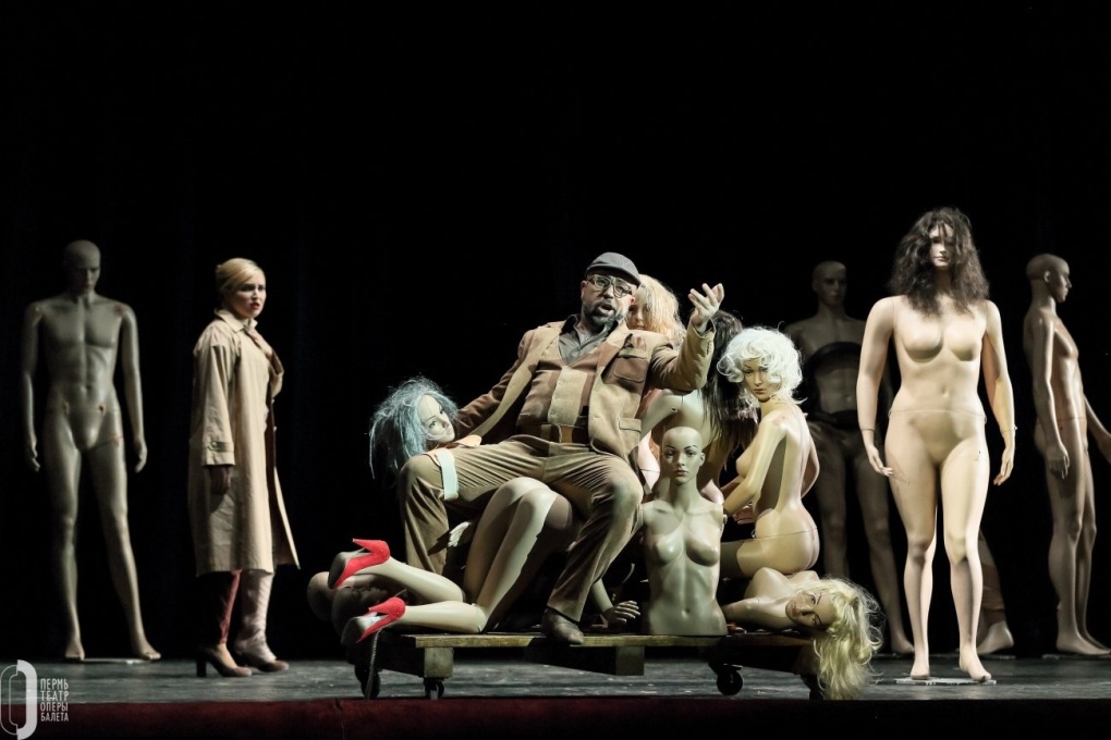 Стриптиз на сцене театра