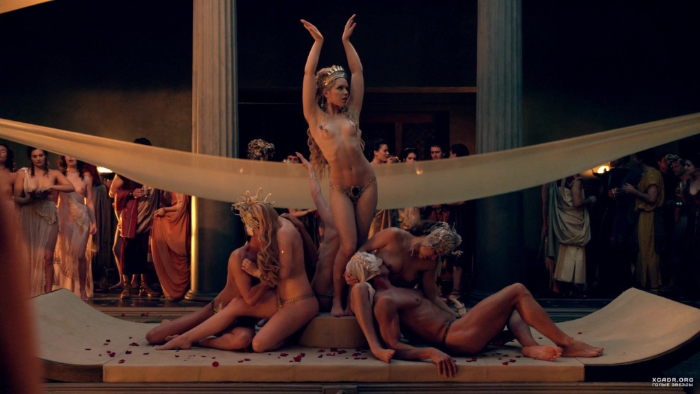 Голые актеры на сцене театра