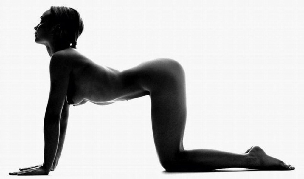 Девушка в коленно локтевой позе