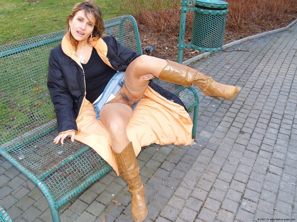 Девушки без трусиков под юбкой