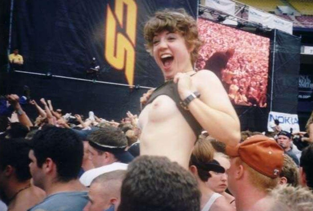 Майли Сайрус голая на концерте