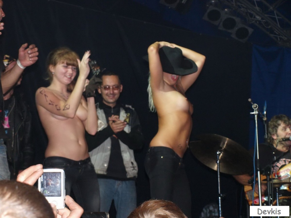 Голые красавицы на рок-концерте