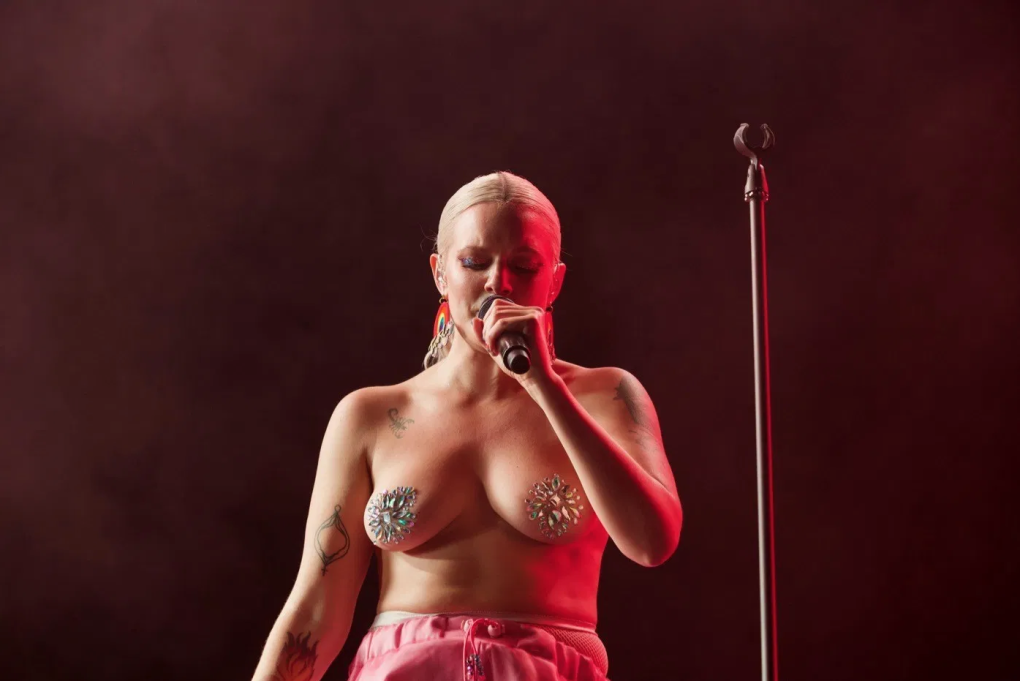 Раздвинула ноги на публике