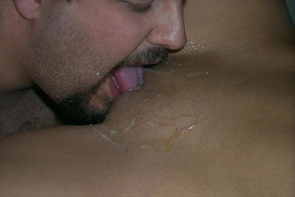 Лижет живот