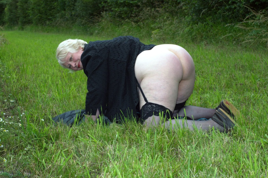 Голые толстые старухи на природе и даче