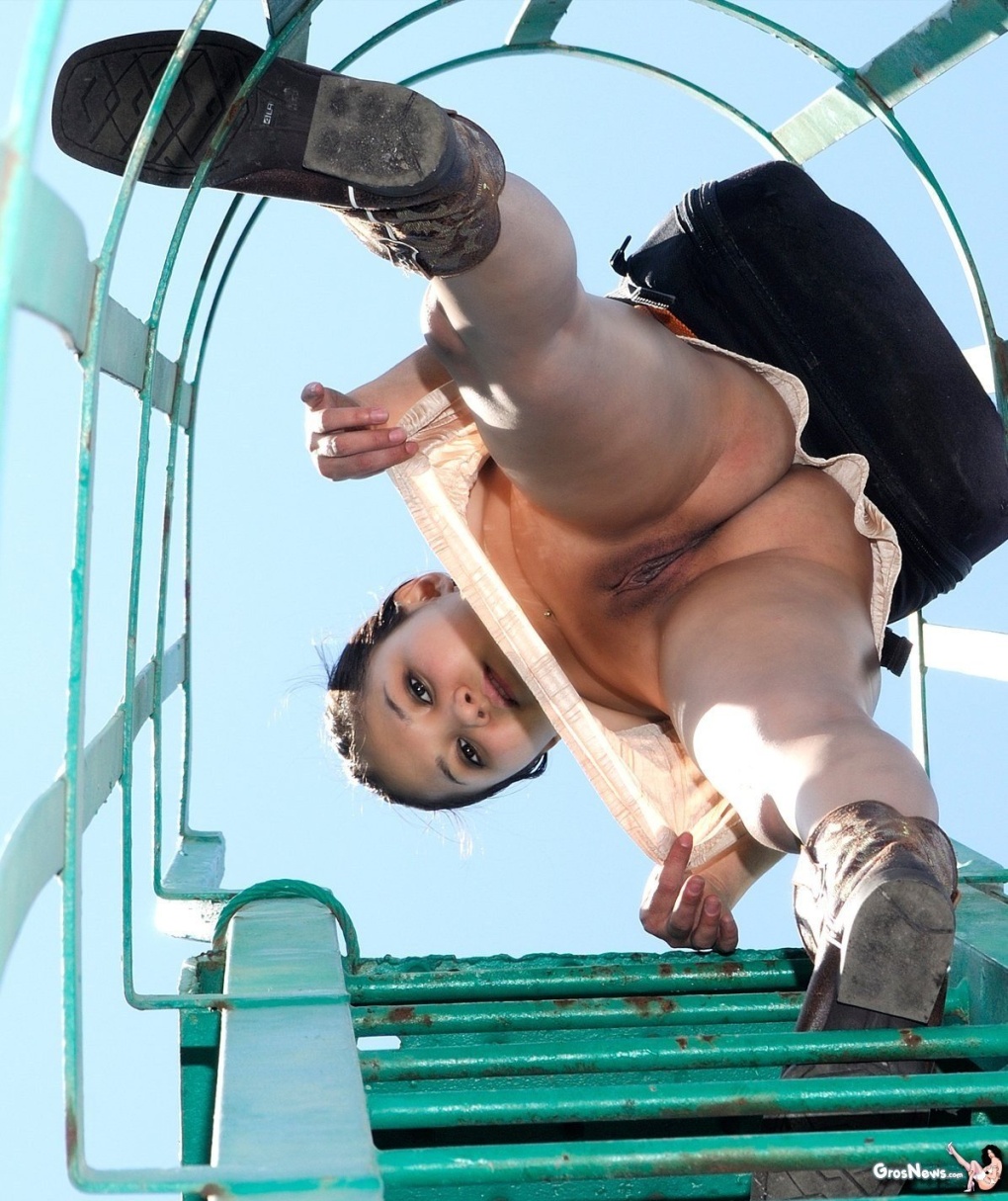 Голые женщины моются в душе