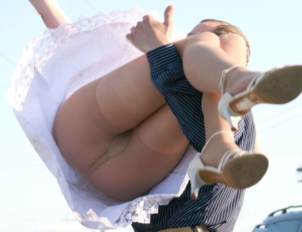 Девушки в машине без трусиков