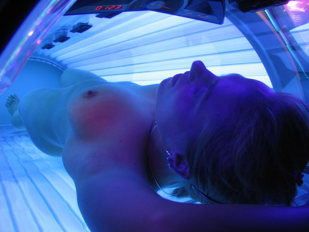 Эротика.искусственный загар