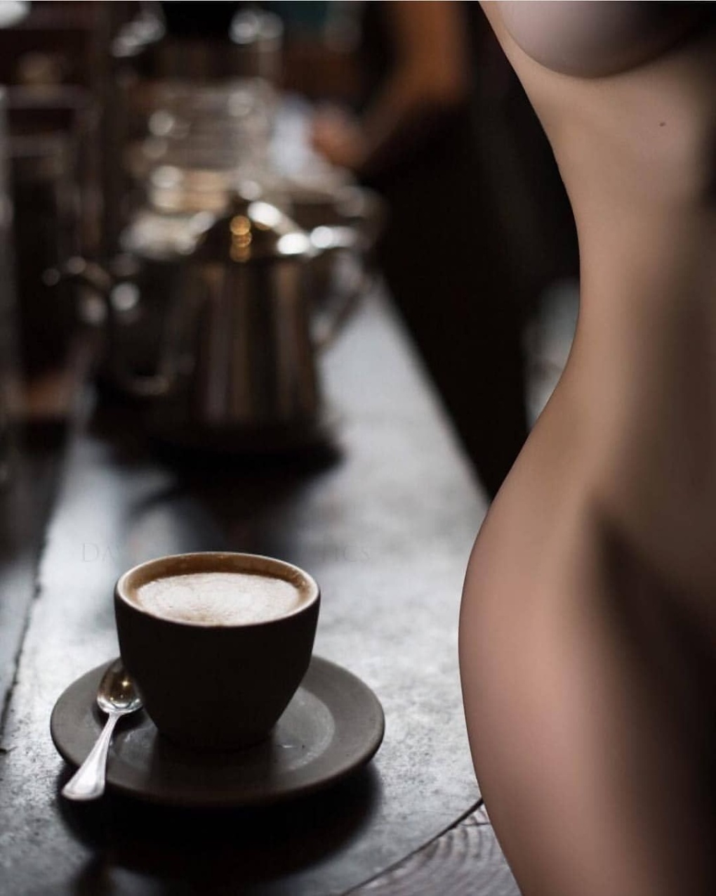 Ню с чашкой кофе