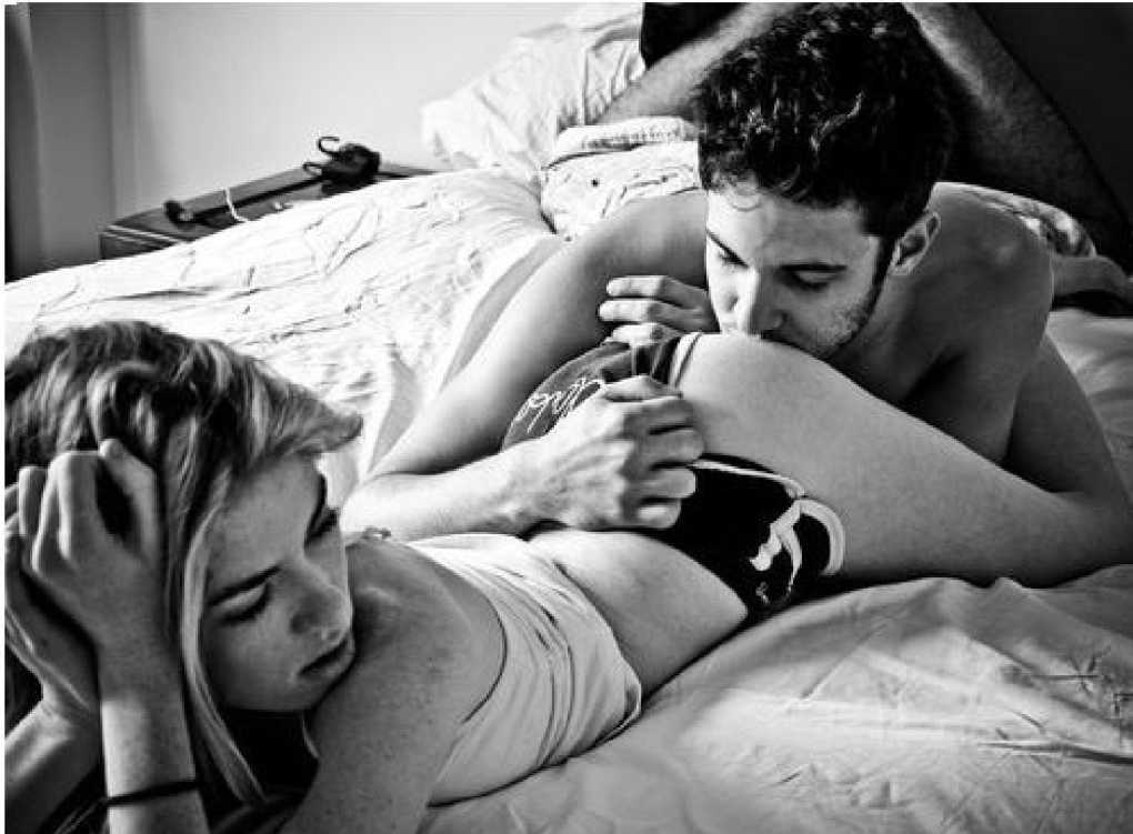 Голая попка и мужская рука