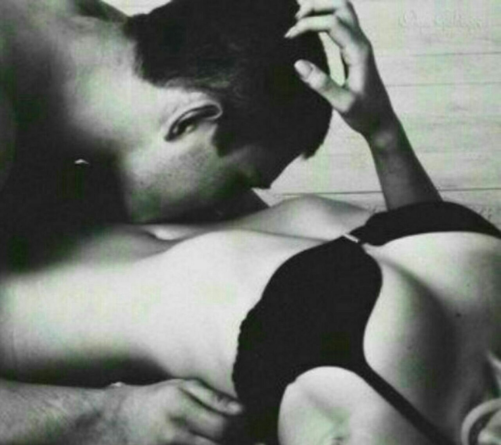 Эротичный поцелуй живота