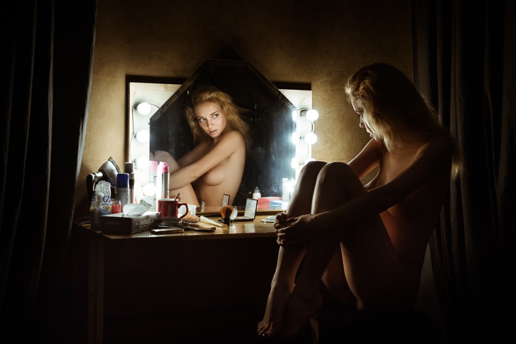 Голая красотка у зеркала