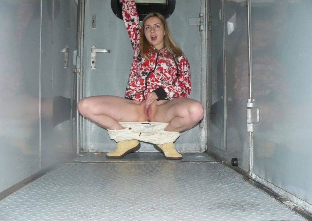 Писсинг в общественном туалете