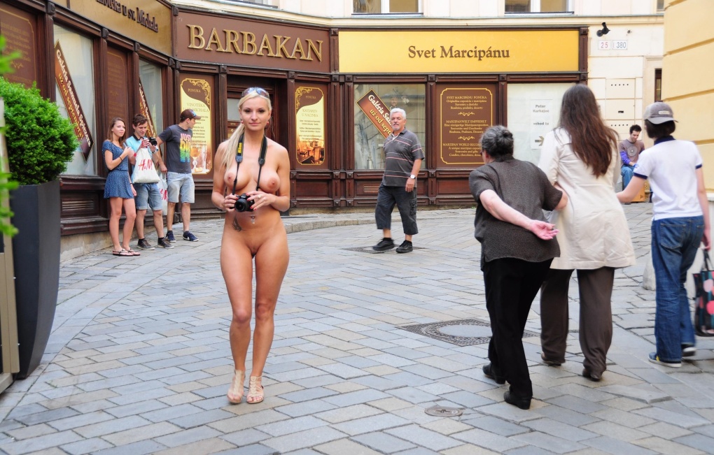 Девушка, обнажаться в публичных местах