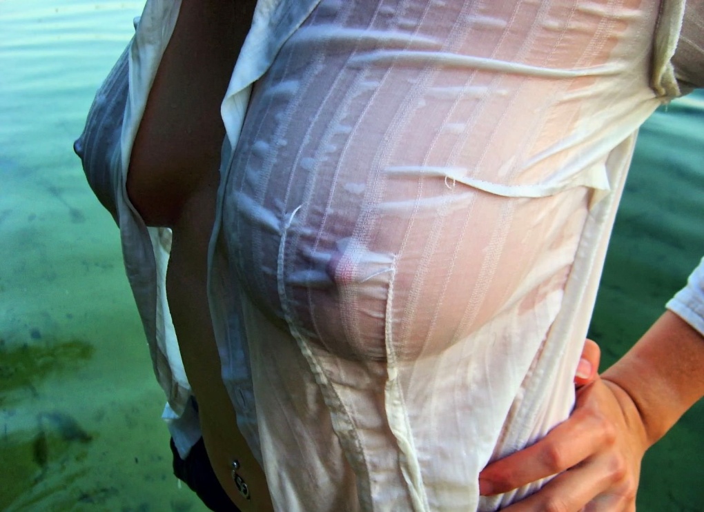 Мокрые девушки ню за стеклом