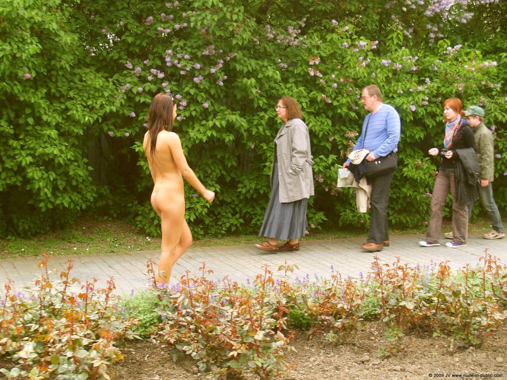 В чулках без трусов на улице