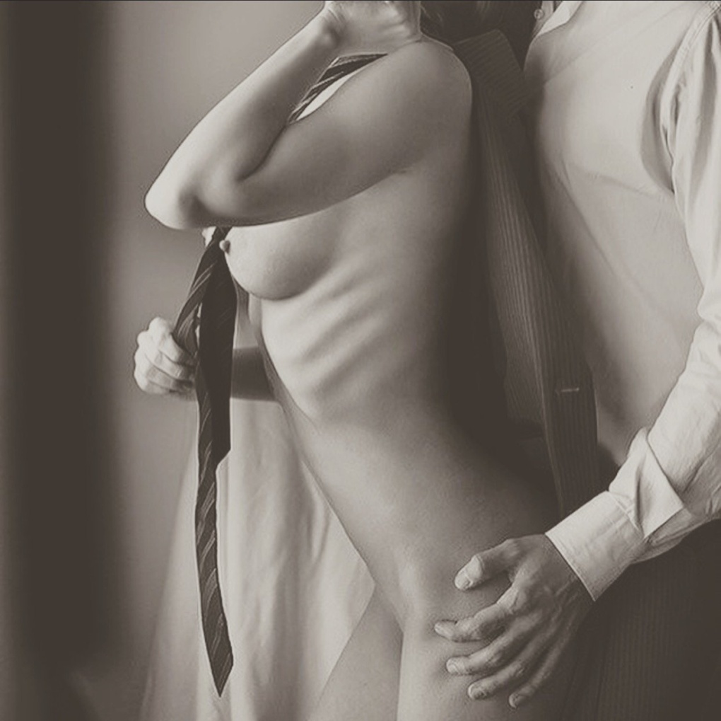 Голые сиськи на чёрном фоне