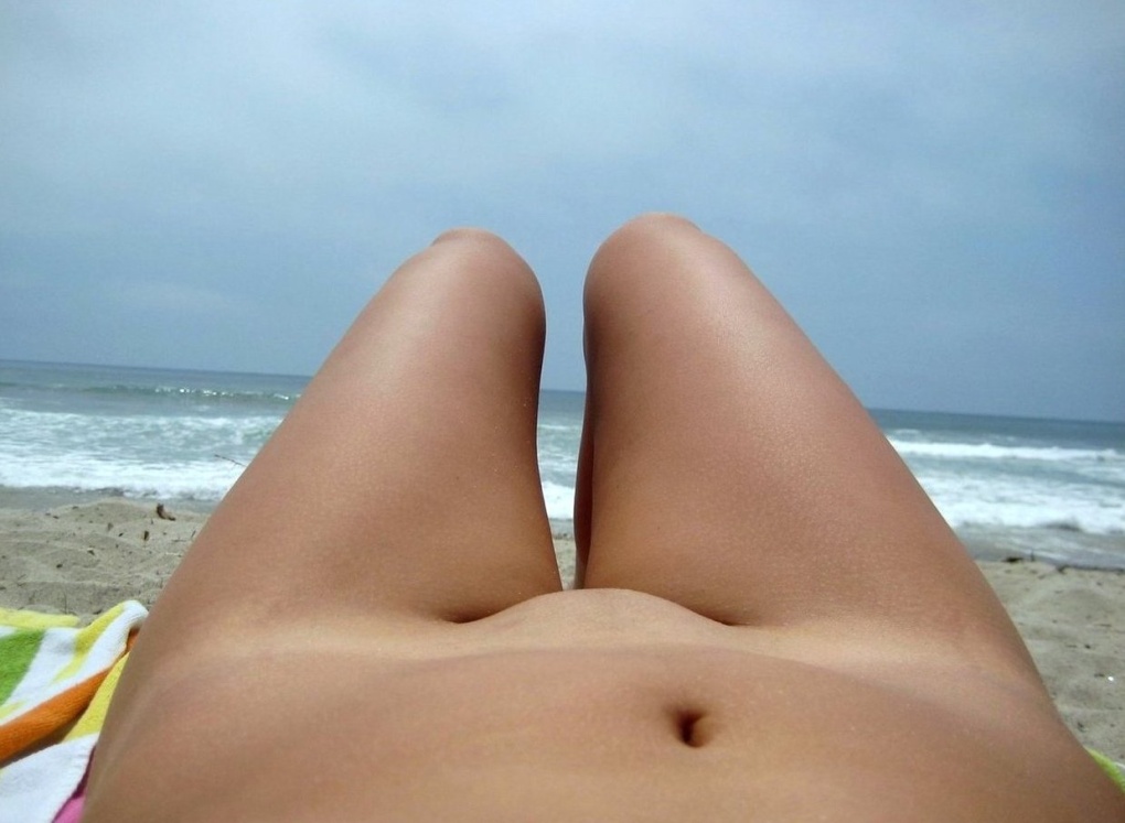 Выпуклые лобки женщин на пляже