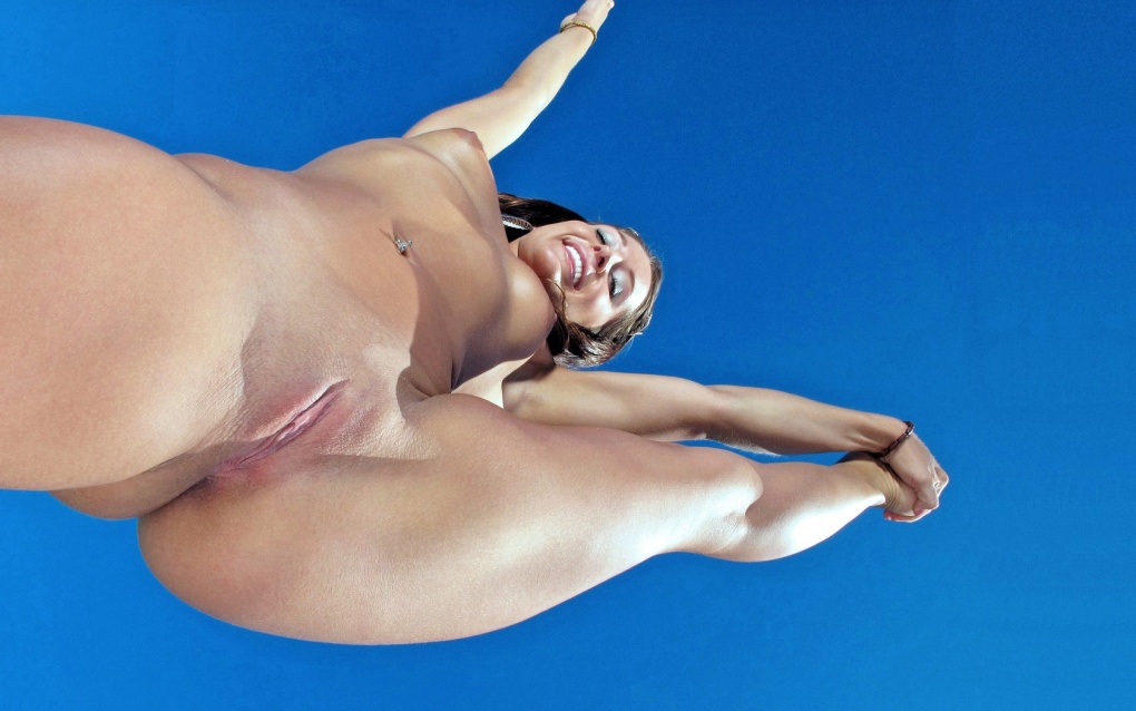 Шпагат без трусов вид снизу