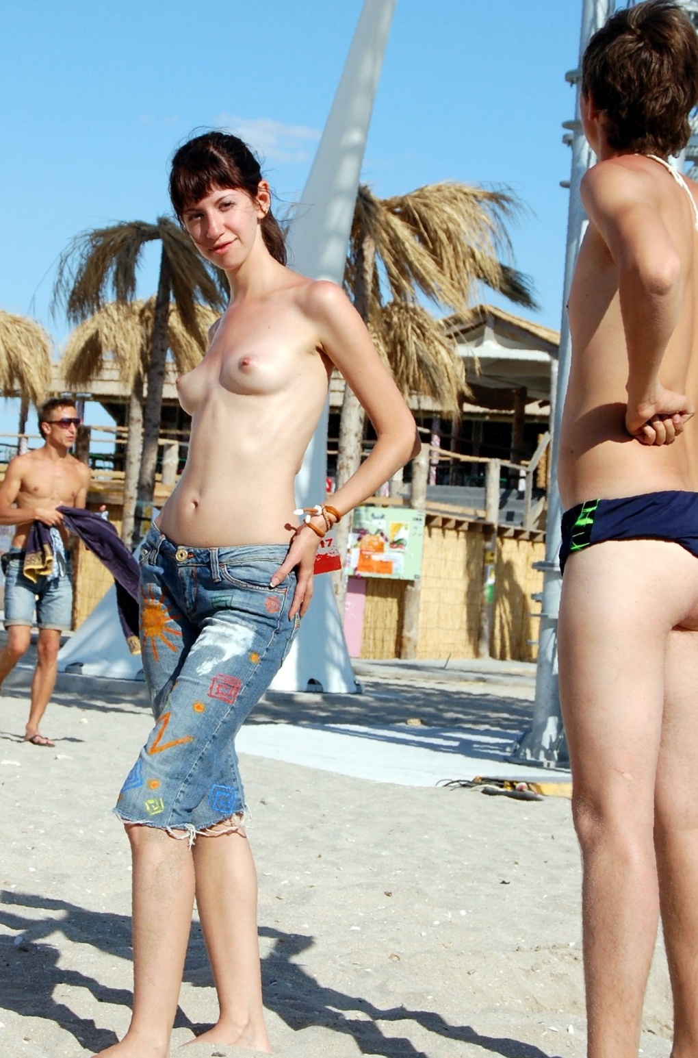 Без трусов на общественном пляже