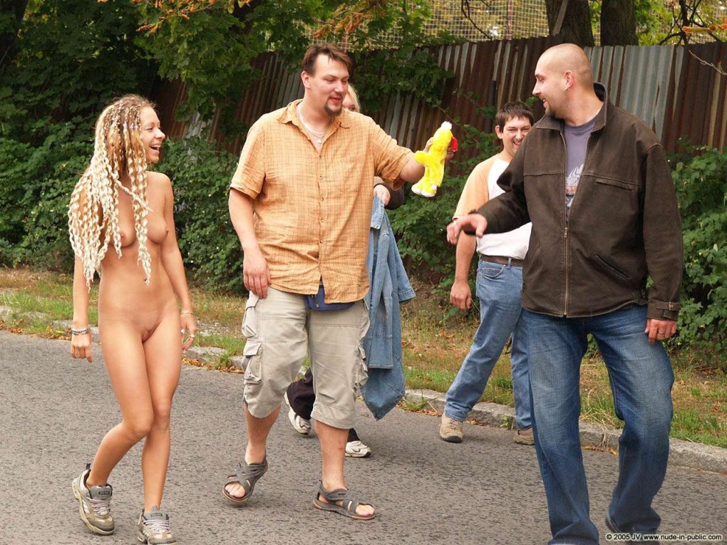 Разделась перед мужчиной на улице