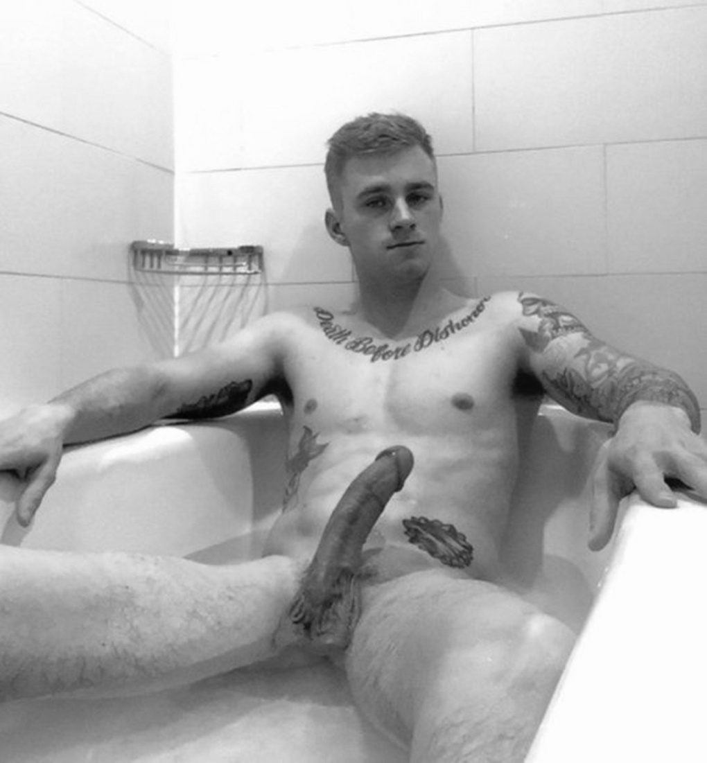 Голый парень в примерочной