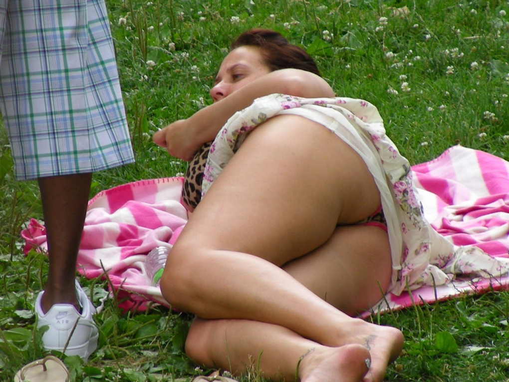 Присела и засветила