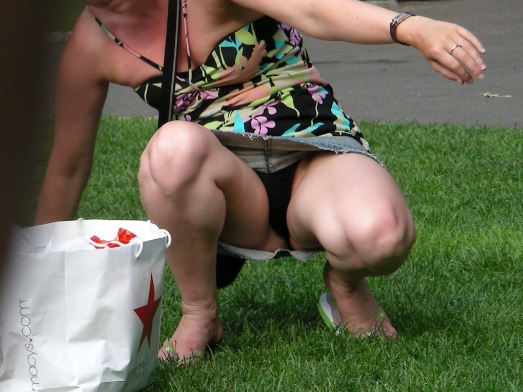 Женщины наклонились без трусов