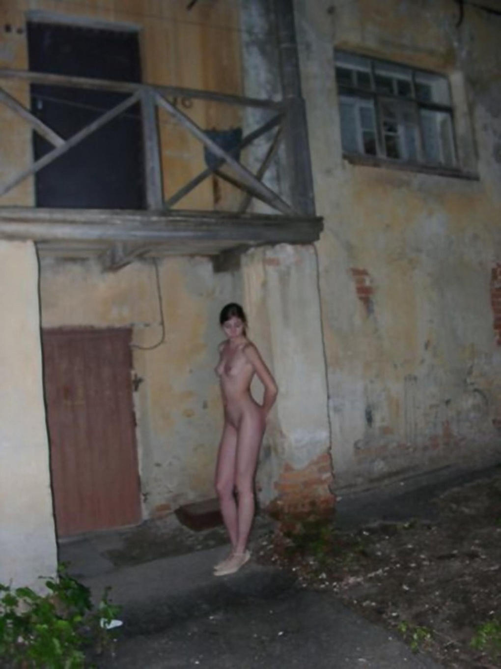 Голый мужчина в подъезде