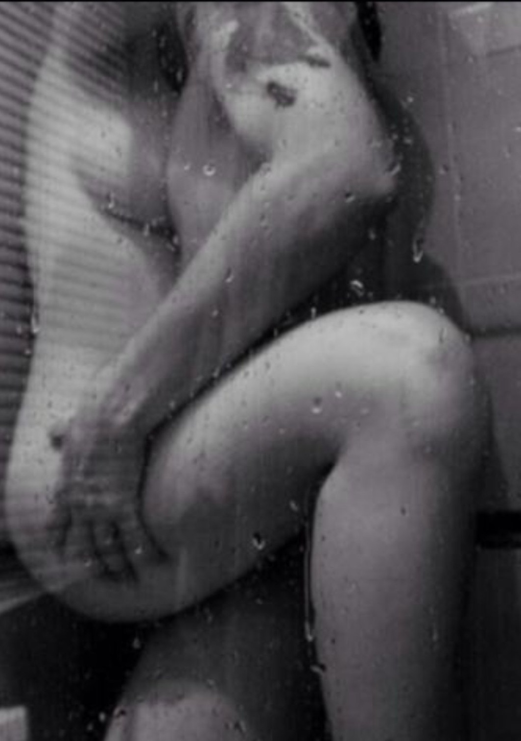 Мокрая девушка голышом