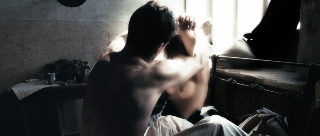 Девочка показывает свое естество голое