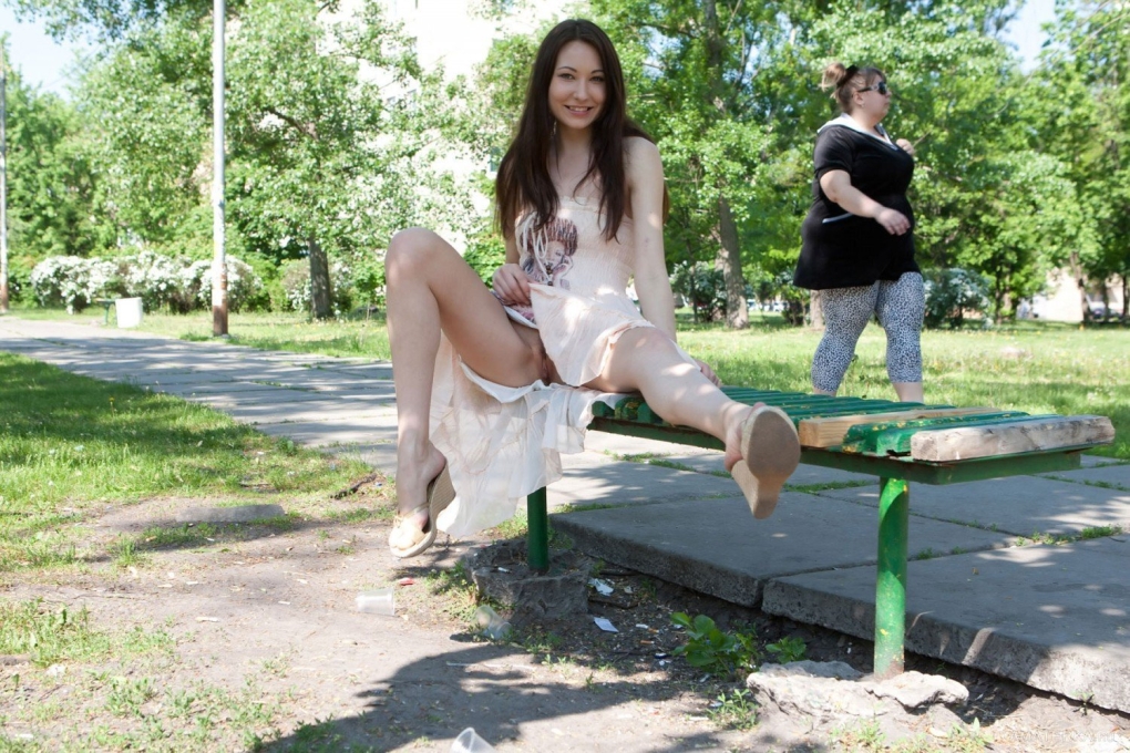 Без трусиков прикрывает рукой