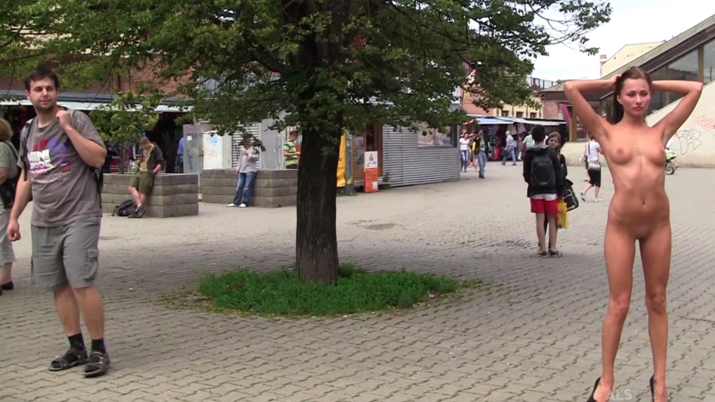 Девушки нудистки на улице