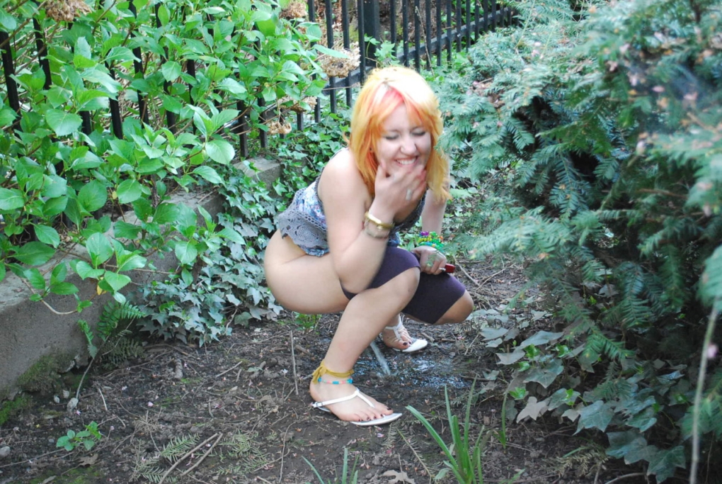 Девушка присела в кустах