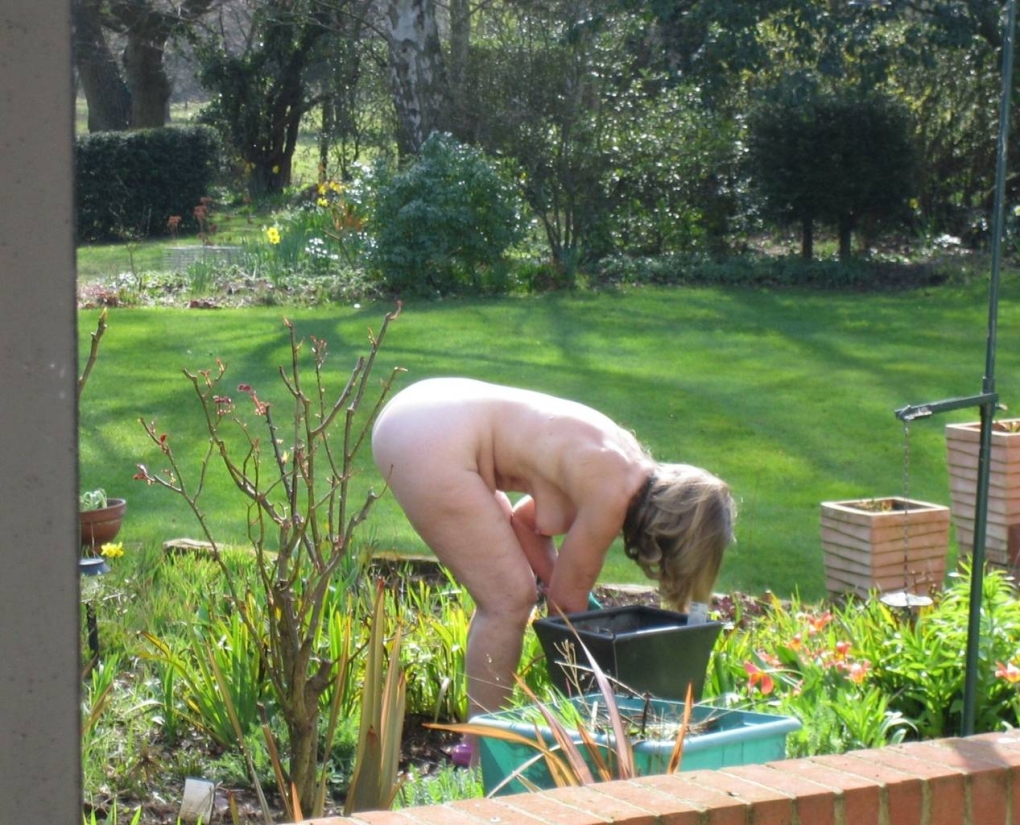 Красивые голые женщины на даче