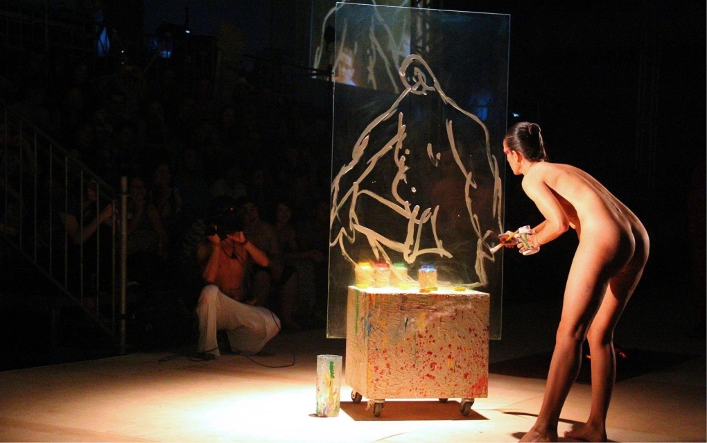 Голые женщины на сцене театра