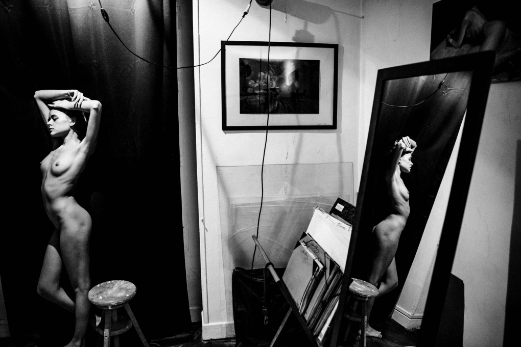 Голая натурщица в классе