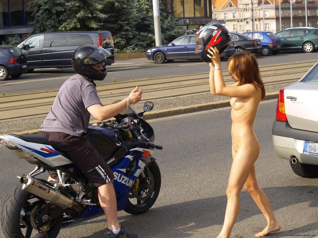 Велосипедистка в лесу раздевается