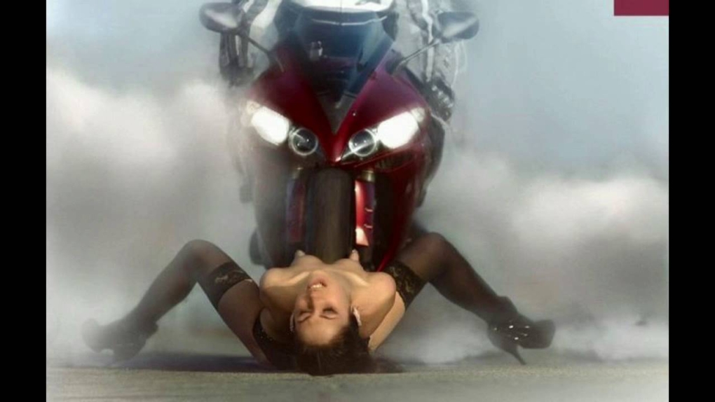 Голая блондинка на мотоцикле