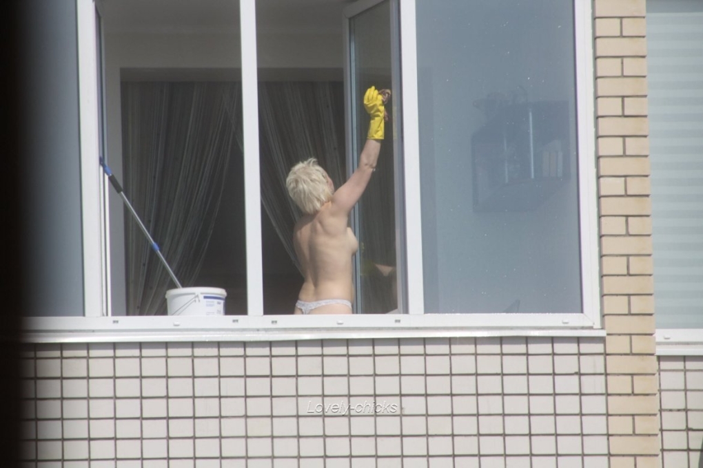 Топлесс в окне