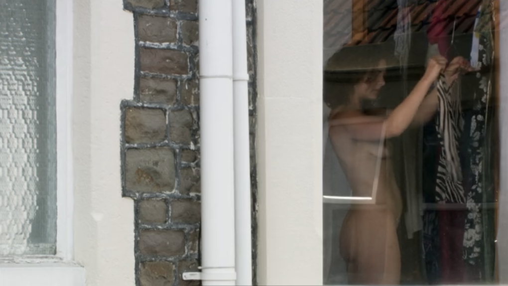 Окно в душевой подсмотрено