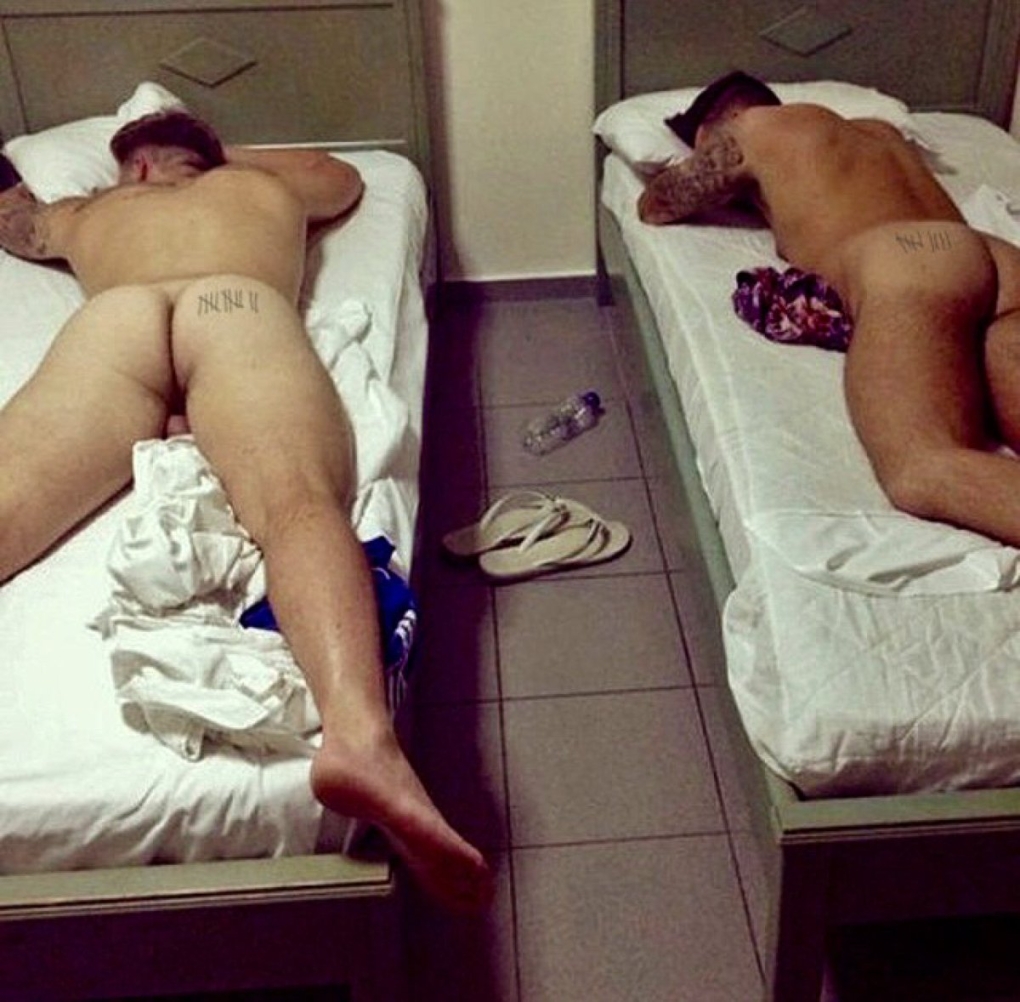 Спящие голые парни в поезде