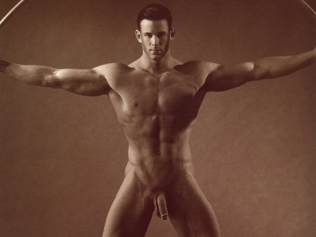 Голый парень занимается йогой